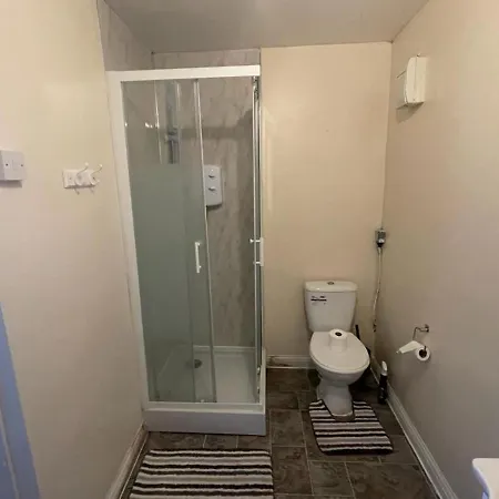 Studio-Sleeps 2 Free Parking-Garden-Near Shops * Bristol