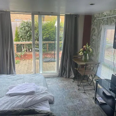 Apartment Studio-Sleeps 2 Free Parking-Garden-Near Shops *