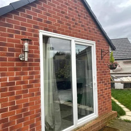 Studio-Sleeps 2 Free Parking-Garden-Near Shops