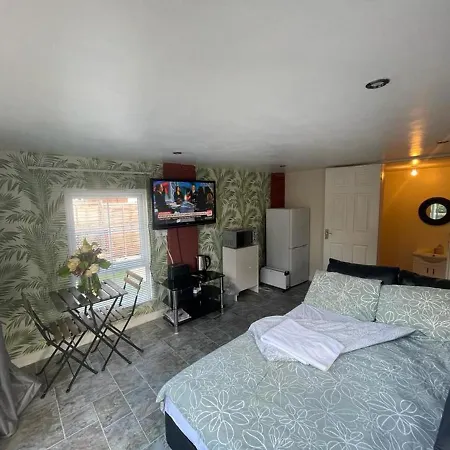 Studio-Sleeps 2 Free Parking-Garden-Near Shops Apartment
