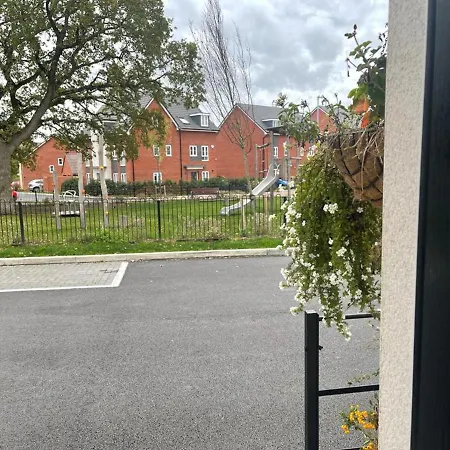 Studio-Sleeps 2 Free Parking-Garden-Near Shops Bristol