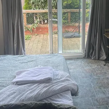 Studio-Sleeps 2 Free Parking-Garden-Near Shops