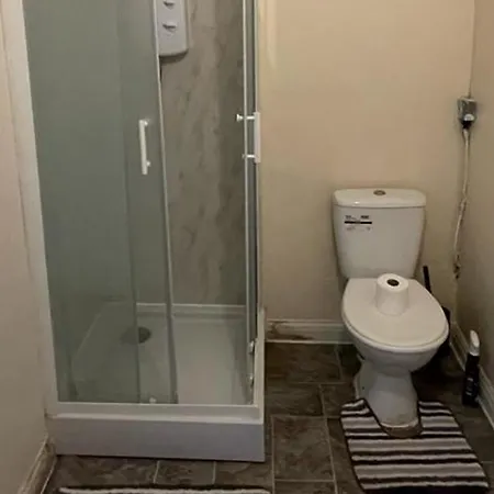 Apartment Studio-Sleeps 2 Free Parking-Garden-Near Shops *